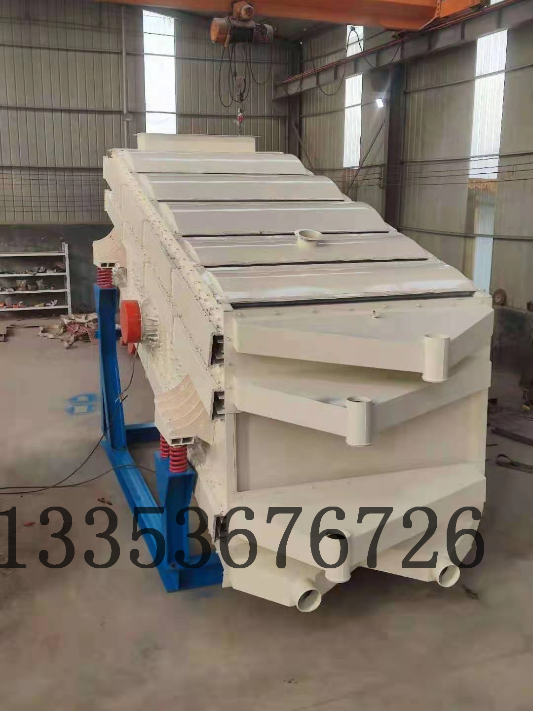 煤矸石是采煤過(guò)程和洗煤過(guò)程中產(chǎn)生的廢棄物,目前已經(jīng)成為我國(guó)產(chǎn)生量和排放量的工業(yè)固體廢棄物之一。山西是資源能源大省,每年產(chǎn)出大量的煤矸石、粉煤灰、冶煉渣等大宗工業(yè) 大宗工業(yè)固體廢物綜合利用產(chǎn)業(yè)發(fā)展較困難我國(guó)提倡環(huán)保和廢舊資源再回收利用政策，就是針對(duì)礦山廢料的再利用，和建筑垃圾石料再回收利用都是今年行業(yè)的新興行業(yè)。在回收利用中少不了物料分級(jí)篩分的過(guò)程。隨著工業(yè)的發(fā)展工業(yè)機(jī)械的進(jìn)步奧創(chuàng)機(jī)械生產(chǎn)的礦用弛張篩分機(jī)，是在礦用篩分上的新成就，針對(duì)黏性大的物料和篩分效率的難題研發(fā)生產(chǎn)的一款機(jī)械。 煤矸石弛張篩的應(yīng)用煤矸石廠，入洗原煤易泥化。煤矸石水分含量較高，煤矸石粘度變大，篩分過(guò)程中經(jīng)常出現(xiàn)篩板堵塞現(xiàn)象，迫使生產(chǎn)中斷，影響系統(tǒng)的連續(xù)運(yùn)行。為了生產(chǎn)的系統(tǒng)連續(xù)、高效運(yùn)行，減輕煤泥水處理系統(tǒng)壓力，該廠使用弛張篩，對(duì)煤矸石篩分設(shè)備進(jìn)行技術(shù)革新。年初開(kāi)始對(duì)煤矸石廠原煤篩分系統(tǒng)的博后篩更換為雙層弛張篩，以提高篩分效率，創(chuàng)造更大的經(jīng)濟(jì)效益。在弛張篩的選型上，根據(jù)現(xiàn)場(chǎng)環(huán)境，篩選物料的要求，和處理量，進(jìn)行選定機(jī)械。可咨詢(xún)奧創(chuàng)機(jī)械設(shè)備有限公司，為您量身定型。